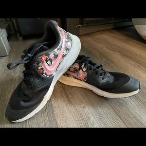 Girls Nike tennis shoes